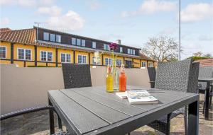 Lovely Apartment In Allinge With Wifi的阳台或露台
