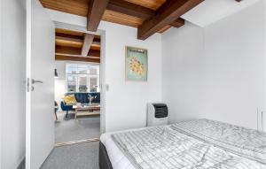 Lovely Apartment In Allinge With Wifi客房内的一张或多张床位