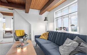 Lovely Apartment In Allinge With Wifi的休息区