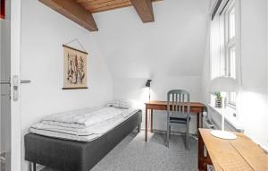 Lovely Apartment In Allinge With Wifi客房内的一张或多张床位