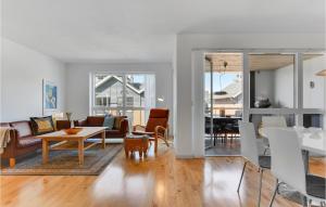 A seating area at Awesome Apartment In Grsten With Wifi