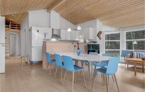 Kuchyň nebo kuchyňský kout v ubytování 4 Bedroom Awesome Home In Nexø
