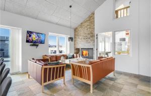 TV a/nebo společenská místnost v ubytování Nice Home In Tarm With Kitchen + 28 fotografií