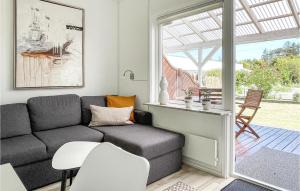 ein Wohnzimmer mit einer Couch und einem Fenster in der Unterkunft Amazing Apartment In Nexø With Sauna in Neksø