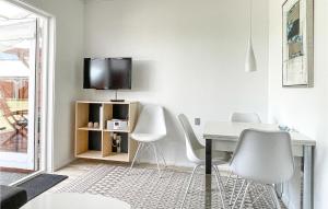 ein weißes Esszimmer mit Tisch und Stühlen in der Unterkunft Amazing Apartment In Nexø With Sauna in Neksø