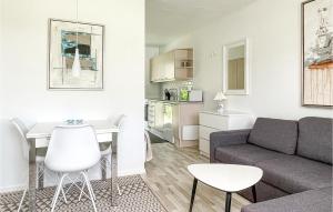 ein Wohnzimmer und eine Küche mit einer Couch und einem Tisch in der Unterkunft Amazing Apartment In Nexø With Sauna in Neksø