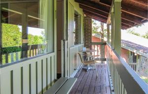 Amazing Apartment In Allinge With Wifi陽台或露臺