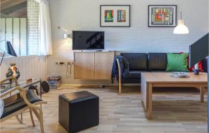 TV a/nebo společenská místnost v ubytování Amazing Apartment In Allinge With Wifi