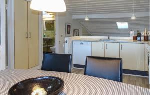 Amazing Apartment In Allinge With Wifi廚房或簡易廚房