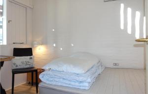 Amazing Apartment In Allinge With Wifi房間的床