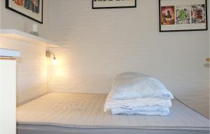 Amazing Apartment In Allinge With Wifi房間的床