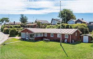 una piccola casa rossa con un ampio cortile di Stunning Home In Fredericia With Wifi a Fredericia