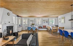 un soggiorno con tavolo, sedie e camino di Stunning Home In Fredericia With Wifi a Fredericia