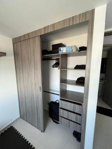 Apartamento privado con vista en el centro de B/ga في بوكارامانغا: خزانة ملابس مع باب خشبي