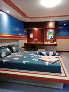 um quarto com uma cama grande e paredes azuis em Mom Boutique Railay em Railay Beach