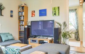 sala de estar con TV grande y sofá en Stunning Home In Gnesta With Wifi, en Gnesta
