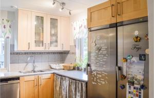 eine Küche mit einem Kühlschrank aus Edelstahl in der Unterkunft Stunning Home In Gnesta With Wifi in Gnesta