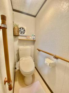 Bilik mandi di 天下茶屋駅5分、専用庭付き平屋—KIK Iハウス
