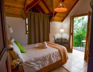 Postel nebo postele na pokoji v ubytování Hotel Rancho Constanza & Cabañas de la Montaña