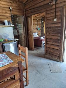 comedor con mesa y habitación con sofá en Cabañas Mandalas en Federación