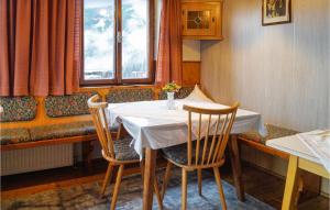 a dining room with a table and two chairs at Stunning Home In Hippach-schwendberg With Wifi And 5 Bedrooms in Grün