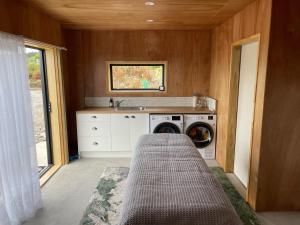 eine Küche mit Waschmaschine und Trockner in einem Haus in der Unterkunft Mangorei Heights - New Plymouth in New Plymouth