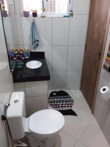 a small bathroom with a toilet and a sink at Casa em São Thomé das Letras in São Thomé das Letras