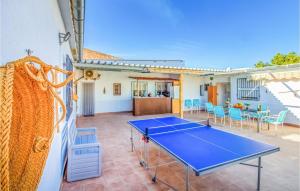 フミーリャにある8 Bedroom Cozy Home In Jumillaのパティオ中央の卓球台