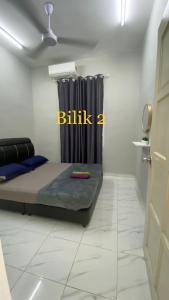 1 dormitorio con cama y cortina negra en Aufa Homestay Pendang en Pendang