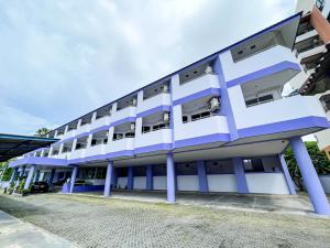 a building with blue and white at แสนสุขอพาร์ทเมนท์ in Bangsaen