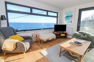 sala de estar con vistas al océano en The Poop Deck en Helston