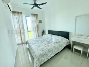 1 dormitorio con 1 cama y ventilador de techo en RUMA Executive Homestay Bukit Mertajam with Pool Netflix #FREETAX, en Bukit Mertajam