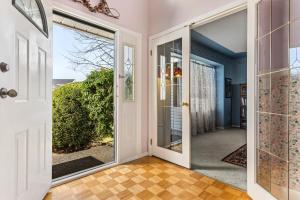 a door leading to a hallway with a view of a yard at 3 Bedrooms 4 Queen Beds Upstairs - Bed & Breakfast - 8 people welcome in Abbotsford