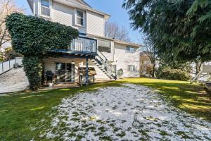 a house with a large yard in front of it at 3 Bedrooms 4 Queen Beds Upstairs - Bed & Breakfast - 8 people welcome in Abbotsford