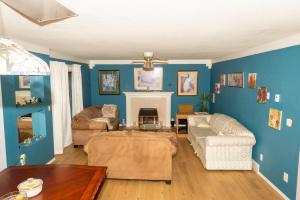 uma sala de estar com um sofá e uma lareira em 3 Bedrooms 4 Queen Beds Upstairs - Bed & Breakfast - 8 people welcome em Abbotsford