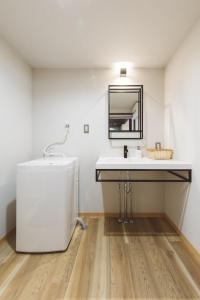 W łazience znajduje się umywalka i lustro. w obiekcie Large family accommodation Tsuji family - Vacation STAY 20952v w mieście Mitoyo