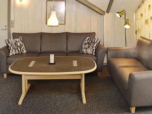 ein Wohnzimmer mit einem Sofa und einem Couchtisch in der Unterkunft 6 person holiday home in Hemmet in Falen
