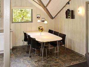 ein Esszimmer mit einem Tisch und Stühlen in der Unterkunft 6 person holiday home in Hemmet in Falen