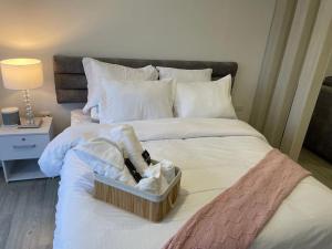 Una cama grande con una caja de toallas. en Luxury Lake, en Paipa