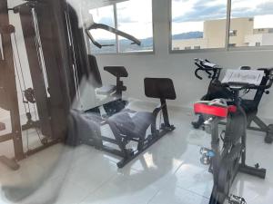 una habitación con 2 bicicletas estáticas en un gimnasio en Luxury Lake, en Paipa