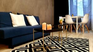 uma sala de estar com um sofá azul e uma mesa em ☆WOW! Stylish Studio in Centre Near University☆ em Mannheim