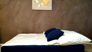 uma cama branca com almofadas azuis em cima em ☆WOW! Stylish Studio in Centre Near University☆ em Mannheim