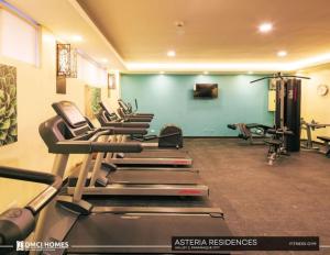ein Fitnessstudio mit einem Haufen Laufbändern in einem Raum in der Unterkunft Condo in Parañaque / 3 bedrooms and 2 baths in Manila