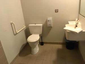 uma casa de banho com um WC e um lavatório em Hotel Bel Alp Manosque em Manosque