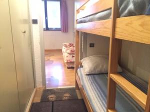 En eller flere senge i et værelse på Studio cabine 8 pers, Sud, pied de piste, centre station, proche commerces et ESF - FR-1-330-40