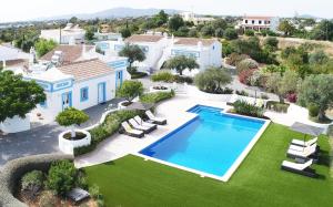 una vista aérea de una casa con piscina en Casa Flor de Sal en Moncarapacho
