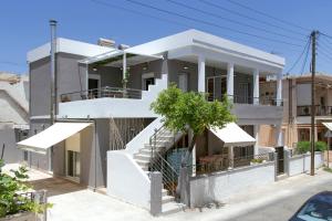 uma casa branca com escadas em frente em Chania Design Suites em Chania Town