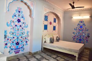 een kamer met twee kerstbomen aan de muren bij Haveli in Jodhpur