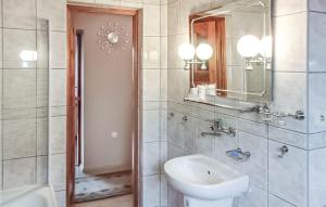 Kúpeľňa v ubytovaní Cozy Apartment In Szklarska Poreba