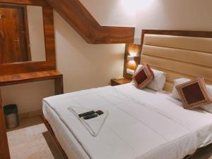 Giường trong phòng chung tại Hotel Adams Inn Near Mumbai Airport
